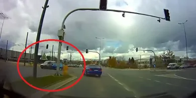 Czerwone światło nie powstrzymało kierującego Fiatem. Mamy nagranie z kolizji na al. Sikorskiego [WIDEO]