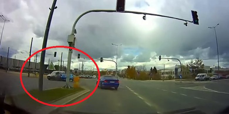 Czerwone światło nie powstrzymało kierującego Fiatem. Mamy nagranie z kolizji na al. Sikorskiego [WIDEO]