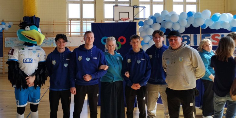 „Niebieskie Igrzyska” w SP nr 7 w Olsztynie. Sport, lekcja empatii i wsparcie osób w spektrum autyzmu