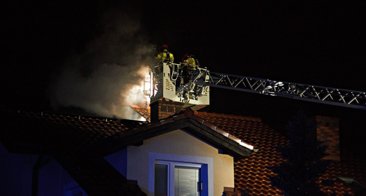 Pożar sadzy w kominie w gminie Gietrzwałd. Interweniowały służby