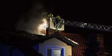 Pożar sadzy w kominie w gminie Gietrzwałd. Interweniowały służby
