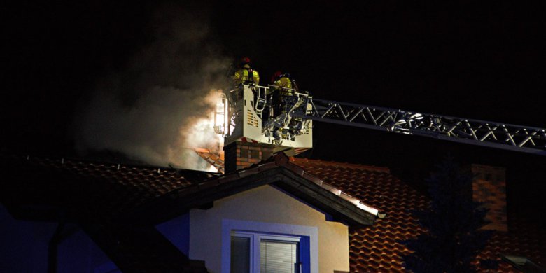 Pożar sadzy w kominie w gminie Gietrzwałd. Interweniowały służby