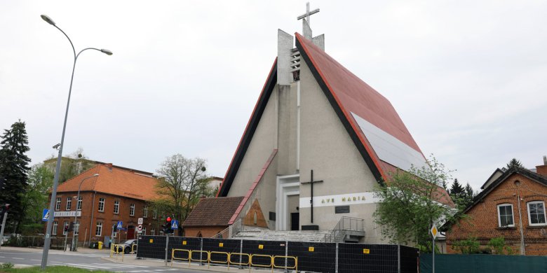 Trwa remont schodów kościoła na Jarotach. Proboszcz dziękuje wiernym i „hejterom”, ale... nadal brakuje pieniędzy [ZDJĘCIA, WIDEO]