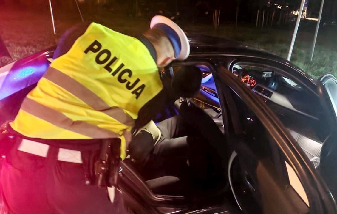 Dobre Miasto. Kierowca zapomniał o światłach, a pasażer... o wyroku. 42-latek trafił za kratki