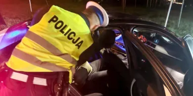 Dobre Miasto. Kierowca zapomniał o światłach, a pasażer... o wyroku. 42-latek trafił za kratki