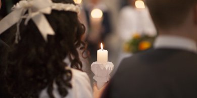 Artykuł: Pierwsza komunia święta. Ponad połowa Polaków twierdzi, że najlepiej włożyć do koperty od 200 do 600 zł