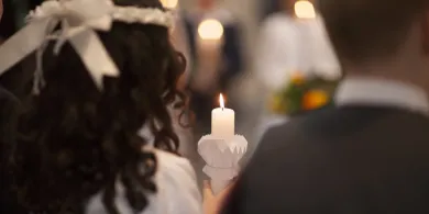 Pierwsza komunia święta. Ponad połowa Polaków twierdzi, że najlepiej włożyć do koperty od 200 do 600 zł