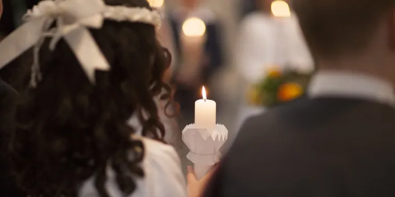 Pierwsza komunia święta. Ponad połowa Polaków twierdzi, że najlepiej włożyć do koperty od 200 do 600 zł