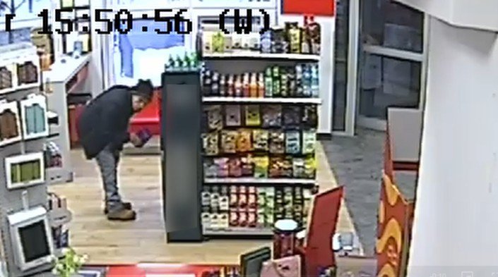 Nie wysłał listów, za to wyniósł towar za 900 zł. Policja szuka sprawcy „pocztowego skoku” [WIDEO]