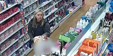 Półtleniona blondynka zrobiła sobie prezenty w Hebe. Teraz szuka jej policja [WIDEO]