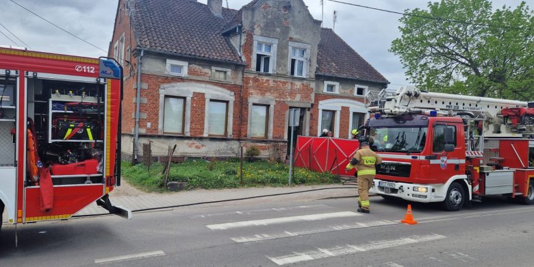 Tragiczny pożar budynku mieszkalnego w Szczytnie. Dwie osoby nie żyją