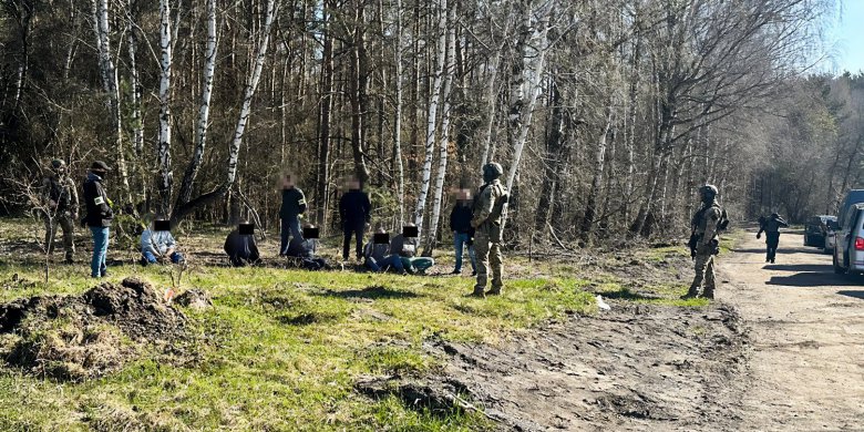CBŚP rozbiło nielegalny proceder odpadowy pod Nidzicą. 14 osób z zarzutami [ZDJĘCIA, WIDEO]