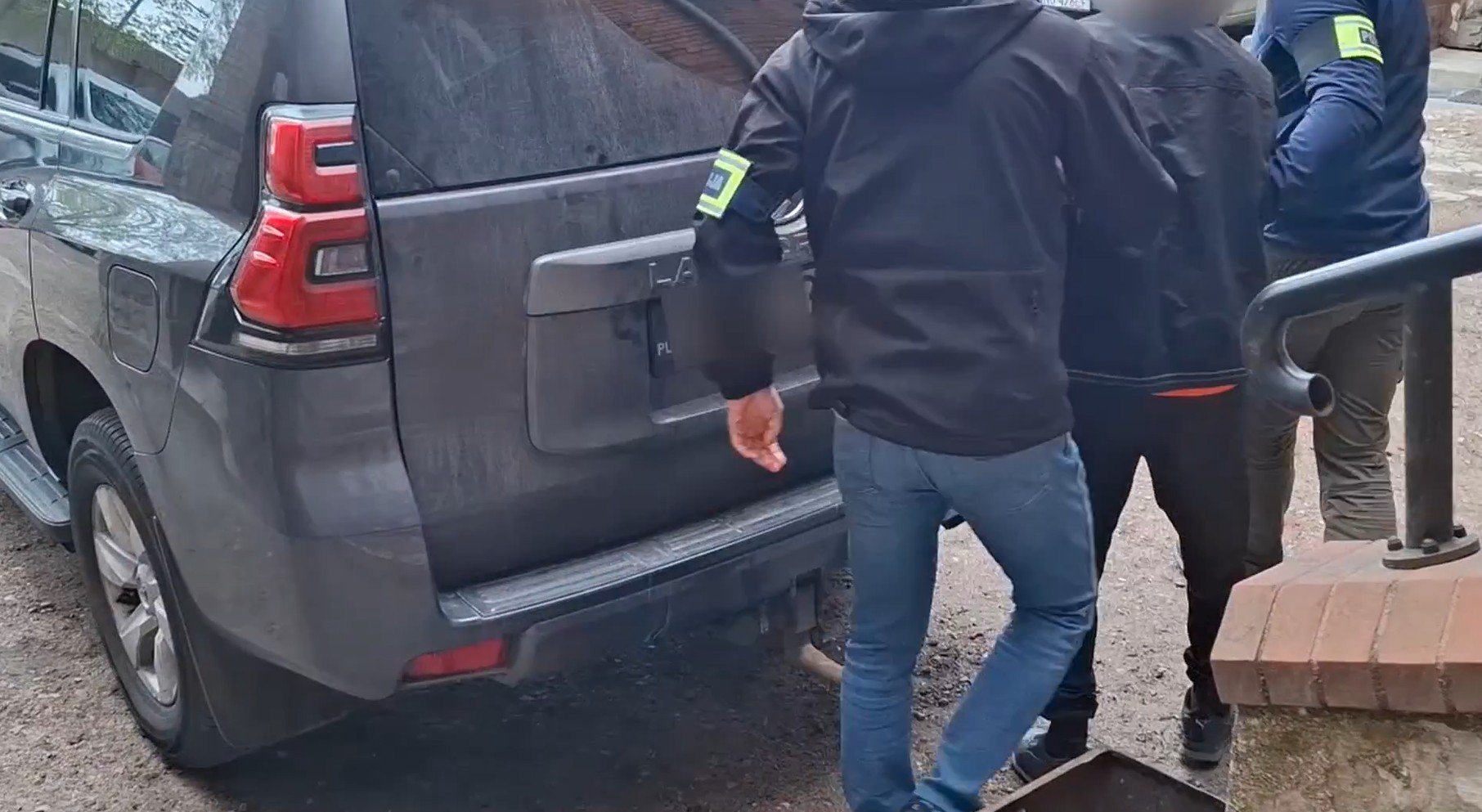 Atak z użyciem rozbitej butelki na os. Mazurskim. 39-latkowi grozi surowa kara [WIDEO]