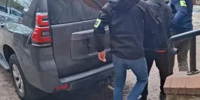 Atak z użyciem rozbitej butelki na os. Mazurskim. 39-latkowi grozi surowa kara [WIDEO]