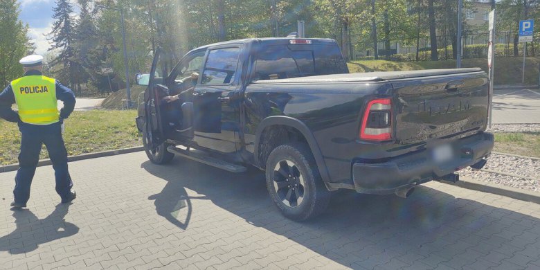 Olsztyn. Dodgem jechał mimo sądowego zakazu. Wpadł podczas zwykłej kontroli [ZDJĘCIA]