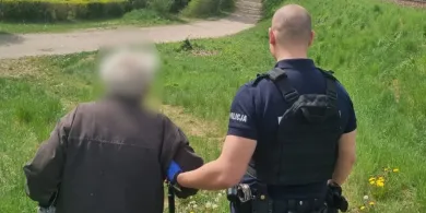 90-latek między szynami i bezsilna żona. Szybka reakcja służb zapobiegła tragedii