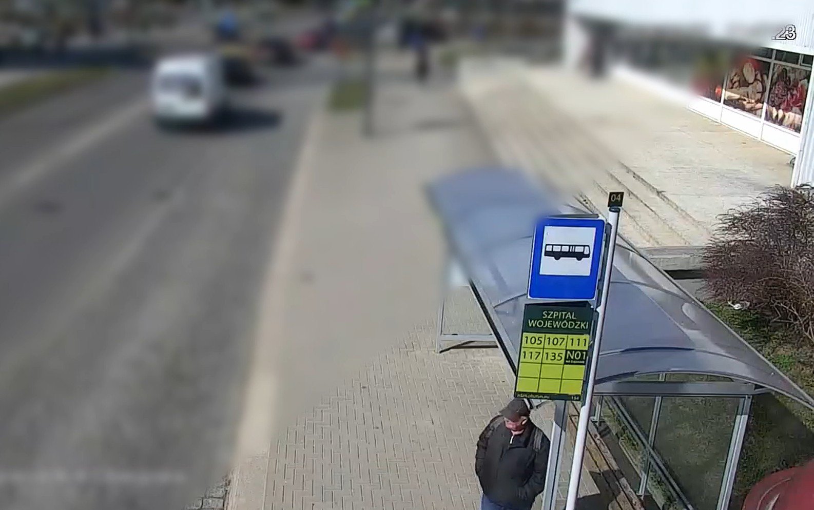 Olsztyn: „Zawinął” telefon wart 2500 zł i... spokojnie odszedł. Policja szuka sprawcy [WIDEO]