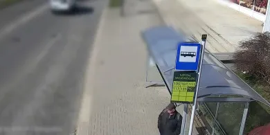 Olsztyn: „Zawinął” telefon wart 2500 zł i... spokojnie odszedł. Policja szuka sprawcy [WIDEO]