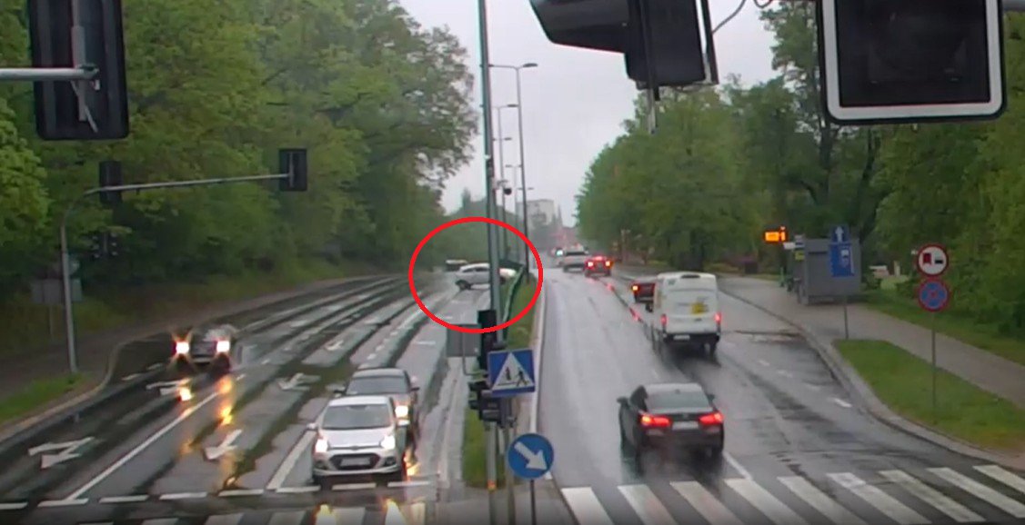 Białe auto przegrało starcie z barierkami na al. Warszawskiej. Zdarzenie i ucieczkę nagrał monitoring [WIDEO]