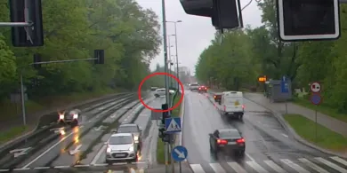 Białe auto przegrało starcie z barierkami na al. Warszawskiej. Zdarzenie i ucieczkę nagrał monitoring [WIDEO]