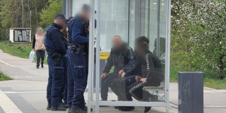 Artykuł: Rozbój na nastolatku na osiedlu Pieczewo. Zabrali mu m.in. kurtkę