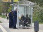 Patrol policji przesłuchuje m.in. poszkowanego oraz jednego z napastników