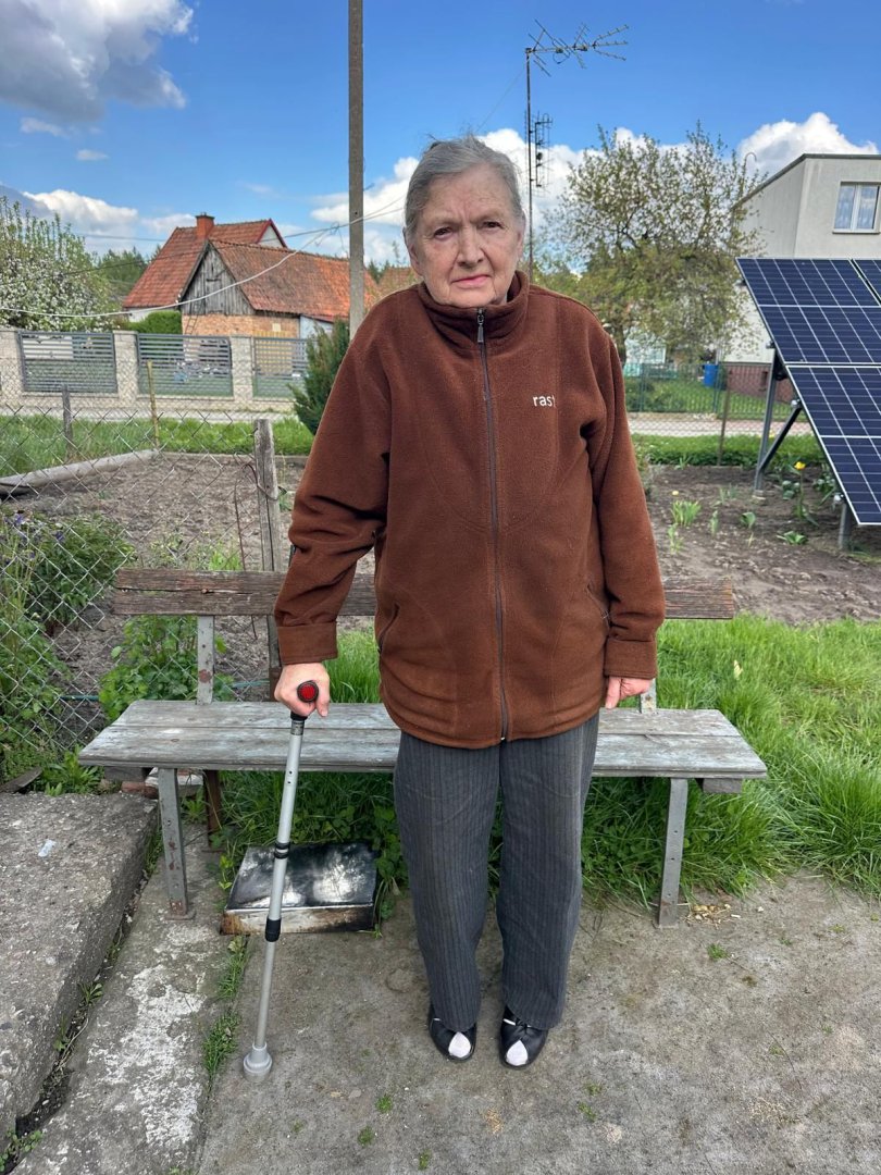 Kradzież spod kościoła i szczęśliwy finał. Seniorka z Dobrego Miasta odzyskała ukochaną, „niebieską damkę”