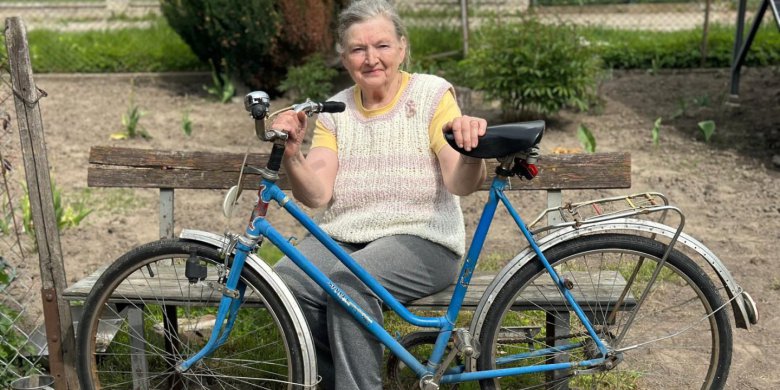 Kradzież spod kościoła i szczęśliwy finał. Seniorka z Dobrego Miasta odzyskała ukochaną, „niebieską damkę”