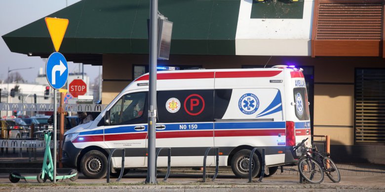 Dramatyczna sytuacja przy dworcu Olsztyn Główny. Reanimowano pasażerkę taksówki