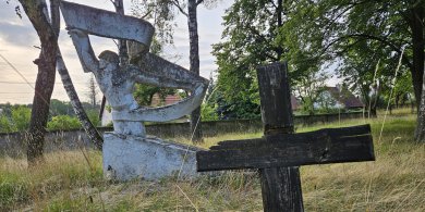 Artykuł: Cmentarz wojenny przy ul. Szarych Szeregów skrywa tajemnicę. Kim naprawdę byli pochowani Francuzi? [ZDJĘCIA]