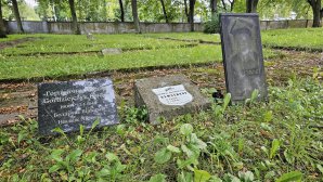 Cmentarz wojenny przy ul. Szarych Szeregów skrywa tajemnicę. Kim naprawdę byli pochowani Francuzi? [ZDJĘCIA]