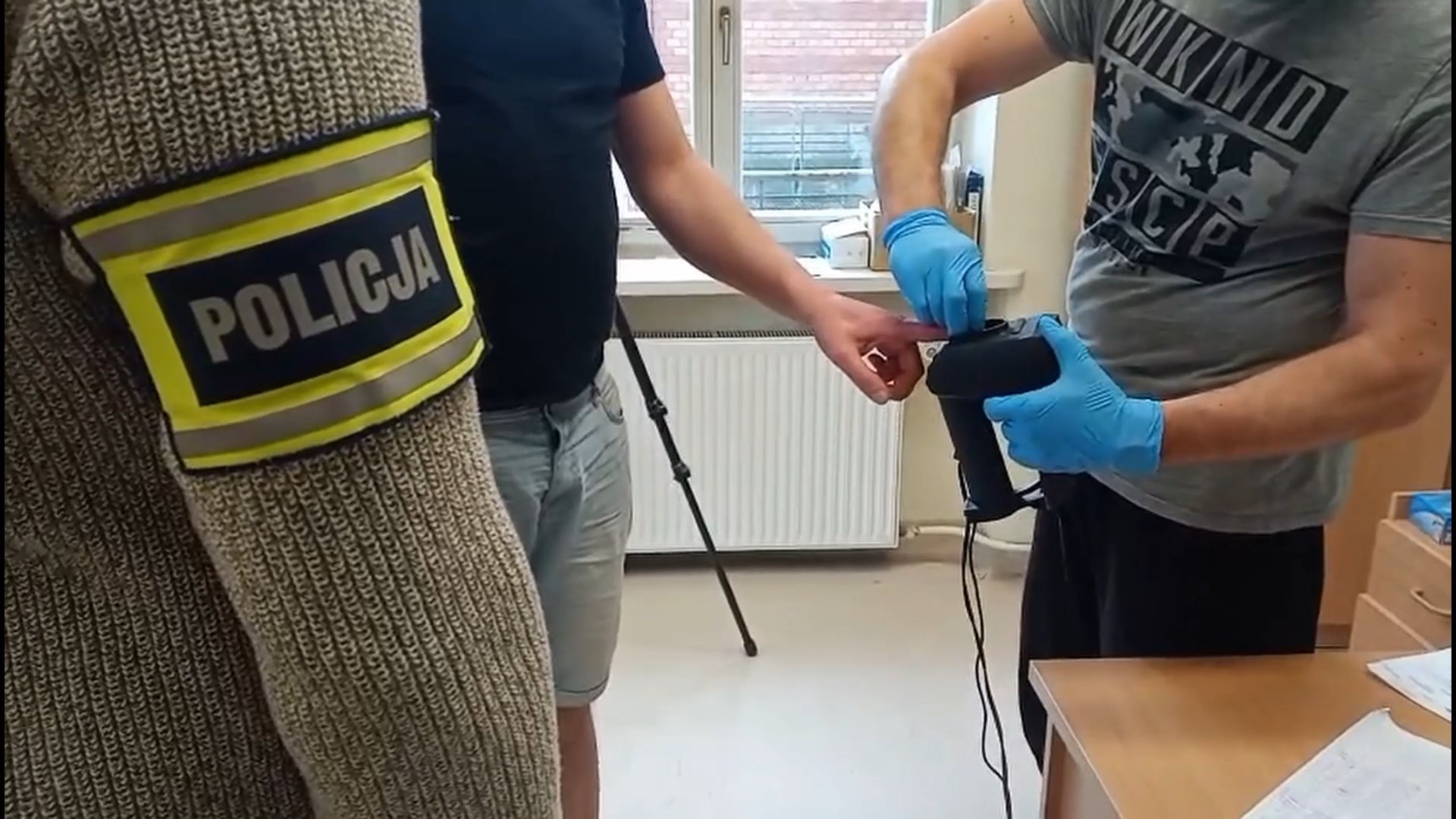 Olsztyn. Fałszywy policjant i 94-letnia ofiara. 40-latek z zarzutami po oszustwie na 48 tys. zł [WIDEO]