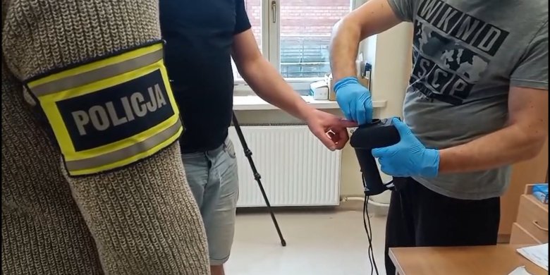 Olsztyn. Fałszywy policjant i 94-letnia ofiara. 40-latek z zarzutami po oszustwie na 48 tys. zł [WIDEO]