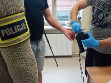 Olsztyn. Fałszywy policjant i 94-letnia ofiara. 40-latek z zarzutami po oszustwie na 48 tys. zł [WIDEO]
