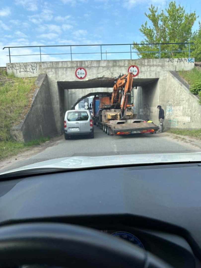 Chwila nieuwagi pod wiaduktem na Lubelskiej i utrudnienia gotowe... 42-letni kierowca ukarany