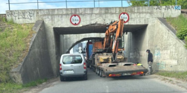 Chwila nieuwagi pod wiaduktem na Lubelskiej i utrudnienia gotowe... 42-letni kierowca ukarany