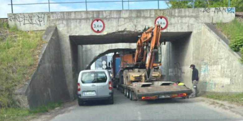 Chwila nieuwagi pod wiaduktem na Lubelskiej i utrudnienia gotowe... 42-letni kierowca ukarany