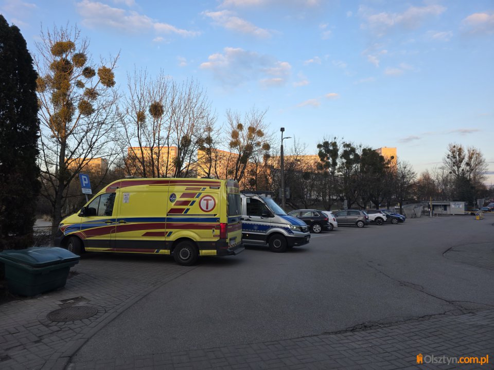Niebezpieczny upadek na parkingu w Olsztynie. Seniorka z obrażeniami trafiła do szpitala