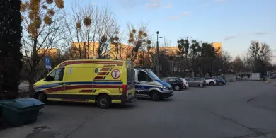Niebezpieczny upadek na parkingu w Olsztynie. Seniorka z obrażeniami trafiła do szpitala