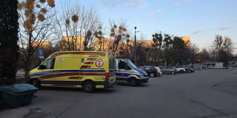 Niebezpieczny upadek na parkingu w Olsztynie. Seniorka z obrażeniami trafiła do szpitala
