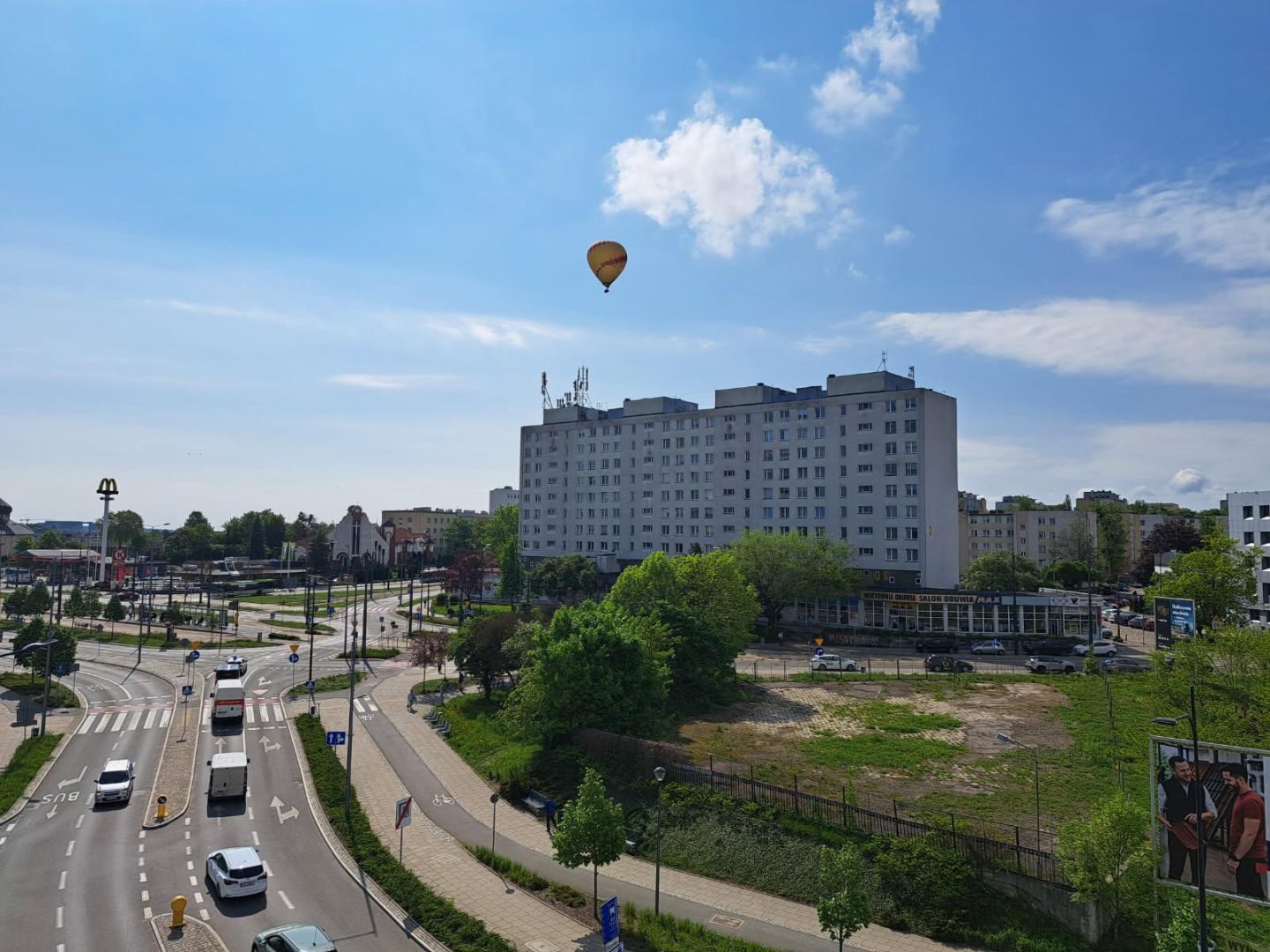Olsztyn. Awaryjne lądowanie balonu na terenie szkoły na Nagórkach