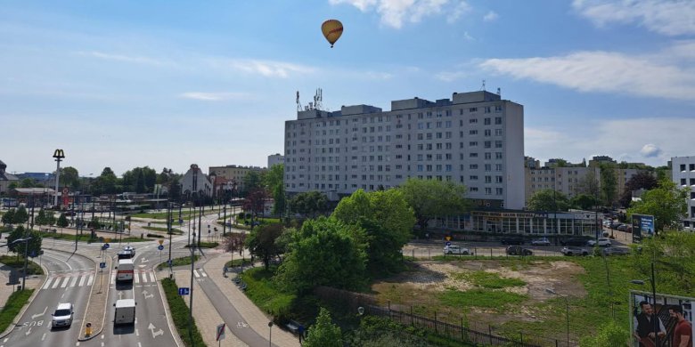 Olsztyn. Awaryjne lądowanie balonu na terenie szkoły na Nagórkach