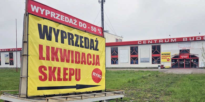 Likwidacja wielkiego sklepu budowlanego w Olsztynie. Wyprzedaż 25 tys. produktów i ogłoszenia o sprzedaży oraz wynajmie [ZDJĘCIA]