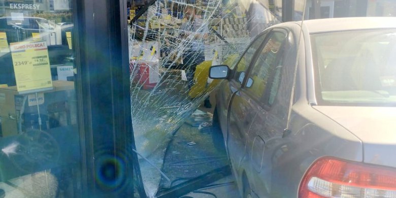 Pisz. 92-latka pomyliła biegi. Volvo zatrzymało się dopiero w... sklepowej szybie