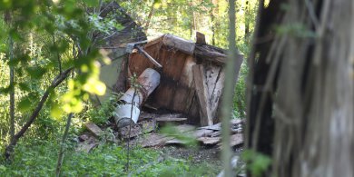 Artykuł: Makabra w Skajbotach. W przydomowej studni, w której miała być „bardzo dobra woda”, znaleziono zwłoki mężczyzny [ZDJĘCIA]