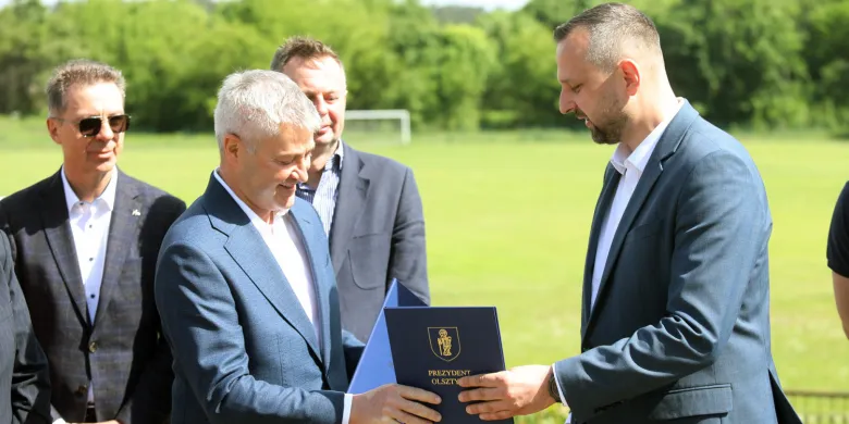 Umowa podpisana. Rusza budowa Ośrodka Szkolenia Piłkarskiego w Olsztynie. „Wielu mówiło, że to się nie wydarzy” [ZDJĘCIA, WIDEO]