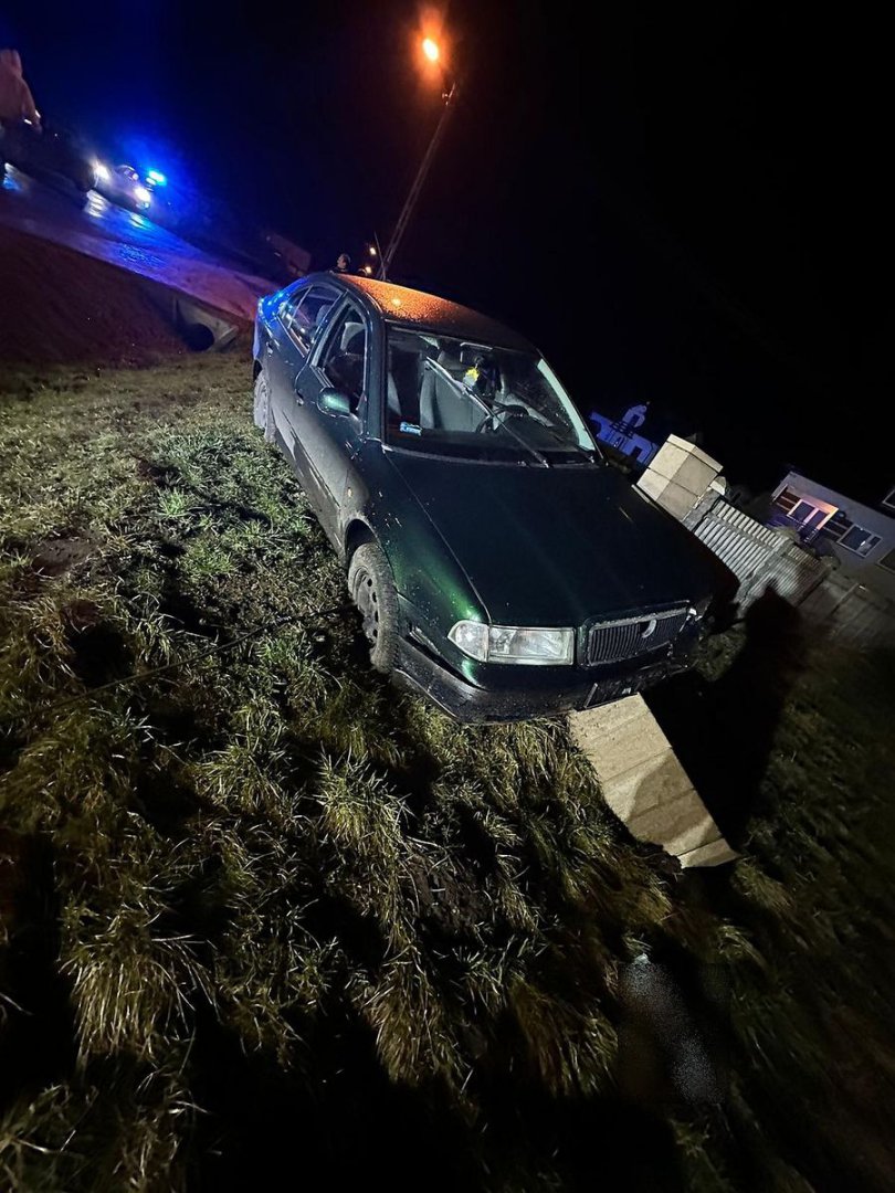 Huk w środku nocy w Olsztynku. Pijany kierowca wjechał w balkon. 51-latek miał ponad 3 promile