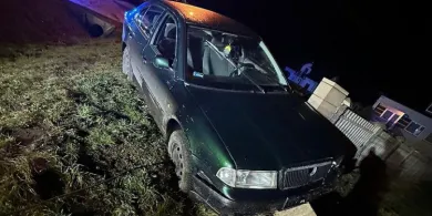 Huk w środku nocy w Olsztynku. Pijany kierowca wjechał w balkon. 51-latek miał ponad 3 promile