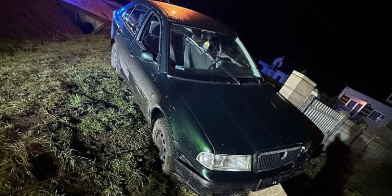 Huk w środku nocy w Olsztynku. Pijany kierowca wjechał w balkon. 51-latek miał ponad 3 promile