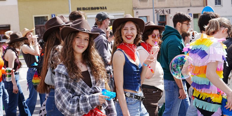Barwny korowód studentów przeszedł przez Olsztyn. Za nami parada wydziałów. Przyszedł czas na koncerty [ZDJĘCIA, WIDEO]